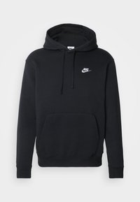 Černá mikina Nike s kapucí na šňůrku, přední klokanku a bílým logem na hrudi. Vyrobena z měkké tkaniny s žebrovanými manžetami.