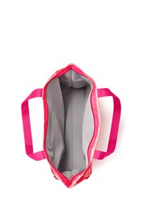 Öppen rosa handväska med grå insida, synlig dragkedja inuti och två mörkrosa handtag på vit bakgrund.