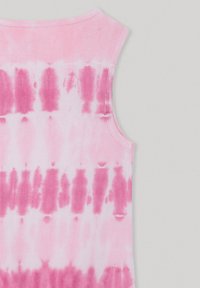 Top sin mangas de tie-dye rosa con textura acanalada, con diferentes tonalidades de rosa en un patrón horizontal y un escote redondo.