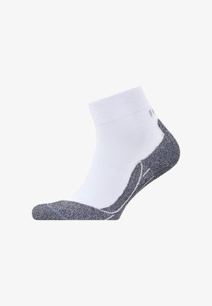 Calzino sportivo bianco con tallone e punta grigio a fantasia, design corto alla caviglia, con una morbida e aderente fascia elastica bianca. Texture liscia in tutto il calzino.