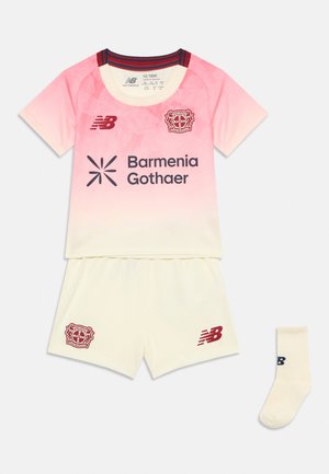 Rózsaszín és krémszínű Bayer Leverkusen kisgyermek fociruházat rövid ujjal, rövidnadrággal és egy zoknival, New Balance és szponzor logókkal.