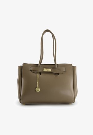 Sac fourre-tout en cuir marron avec deux poignées, forme structurée, fermoir à verrou et détail en chaîne dorée avec un charme rond.