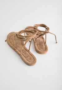 Next FOREVER COMFORT - T-pántos szandálok - tan brown suede