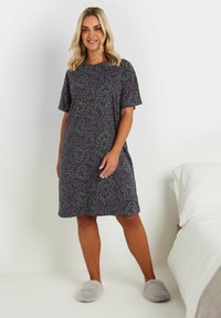 Grå nattklänning med korta ärmar, prydd med ett hjärt-mönster i vitt och rosa. Mjuk tyg, knälång, ihop med grå fluffiga tofflor.