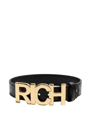 Cintura in pelle nera con una grande fibbia dorata che compone la parola "RICH" in lettere maiuscole.