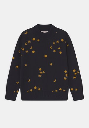 Navy sweater med høj krave, der har gule himmelmønstre, herunder stjerner og måner, strikket stof med ribbede håndled og kant.