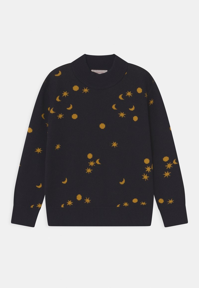 Un pull marine avec un col montant, orné de motifs célestes jaunes, comprenant des étoiles et des lunes, en tissu tricoté avec des poignets et un ourlet côtelés.