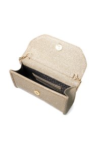 Pochette de couleur or avec un extérieur texturé, rabat supérieur et fermeture magnétique. L'intérieur présente une doublure noire et des emplacements pour cartes.