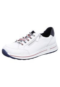 Bílé kožené tenisky s červenými a námořnickými tkaničkami, postranním zipem, polstrovaným límcem a námořnickou podešví s červeným pruhem podél mezipodešve.