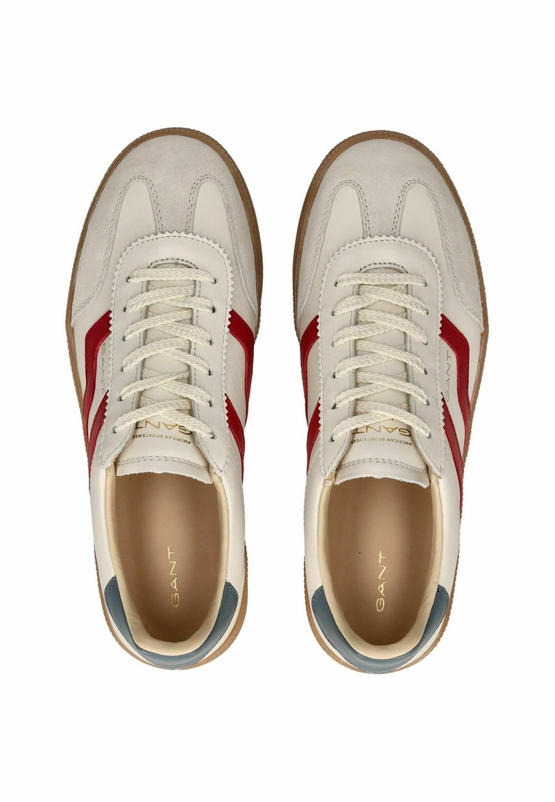 Weiße Ledersneaker mit roten Akzenten und braunen Gummisohlen. Sie verfügen über strukturierte Einsätze, runde Schnürsenkel und eine Kennzeichnung an der Zunge und der Innensohle.