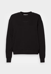 Černá mikina vyrobená z bavlny, s kulatým výstřihem, žebrovanými manžetami a mírně zkráceným lemem. Minimalistický design s jemným textovým detailem.