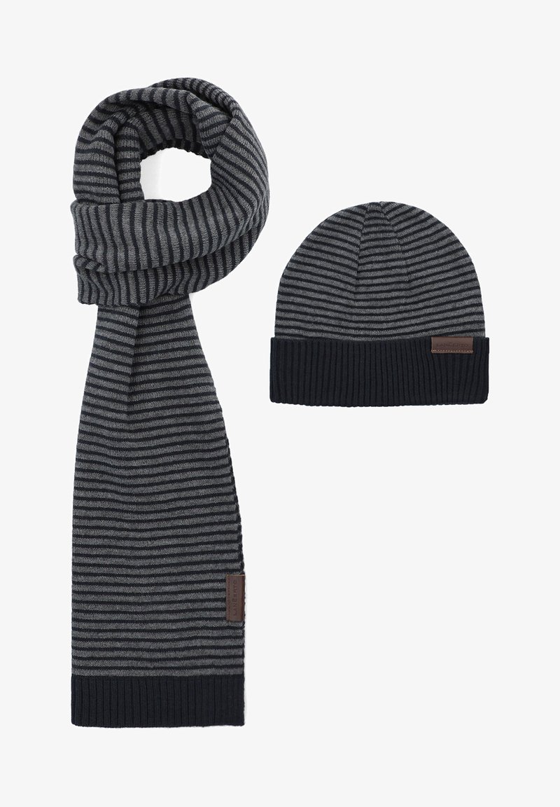 Zestaw dzianego szalika i czapki w ciemnoszarym i czarnym pasiaku, z teksturą ryżową oraz małą naszywką marki na czapce.