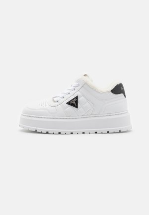 Sneakers platform bianche con tomaia in ecopelle trapuntata, chiusura a lace-up e fodera morbida. Caratterizzati da una patch con logo nero e suola in gomma robusta.