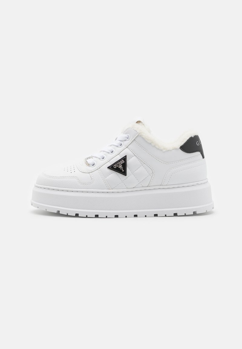 Sneakers platform bianche con tomaia in ecopelle trapuntata, chiusura a lace-up e fodera morbida. Caratterizzati da una patch con logo nero e suola in gomma robusta.
