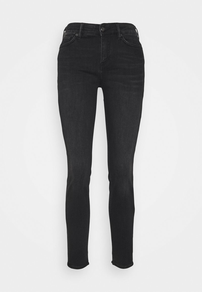 Svarta skinny jeans med medelhög midja; tillverkade av denim, med en klassisk fem-fickdesign och subtil blekning på tyget.