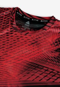 Next ACTIVE TIE DYE - Trükipildiga T-särk - mottled red