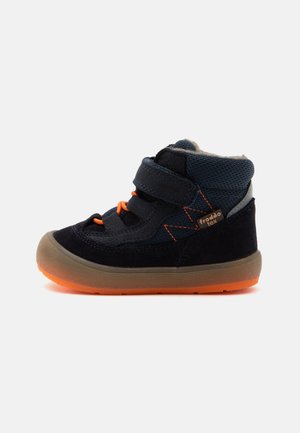 Basket montante noire et bleu marine pour enfants avec lacets orange, bride auto-agrippante et semelle en caoutchouc orange, vue de côté sur fond blanc.