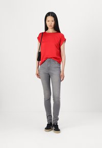 VILA VIELLETTE - Jednoduché tričko - racing red