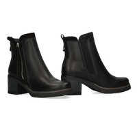 Botas de cuero negras hasta el tobillo con un acabado texturizado, que cuentan con una cremallera lateral, un detalle de asa y un tacón cuadrado grueso.