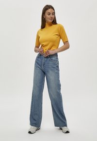 Minus MILIMA ROLL NECK KNIT - Pamata T-krekls - golden bell