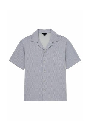 Chemise à manches courtes gris clair texturée avec col de style camp et cinq boutons sur le devant, posée à plat sur un fond blanc.