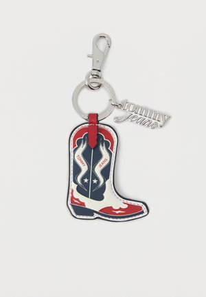 Brelok z srebrnym zapięciem, ozdobiony wzorem kowbojskiego buta w kolorach czerwonym, białym i niebieskim oraz srebrną metką z napisem "tommy jeans".