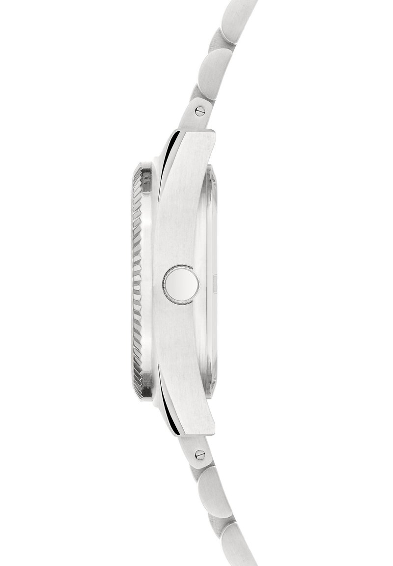 Edelstahl-Uhr mit einem glatten, polierten Gehäuse und strukturiertem Lünette. Ein Metallarmband hat abgerundete Glieder und einen sicheren Verschluss.