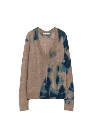 V-hals trui van bruine wol, met een blauw tie-dye patroon aan één zijde. Getextureerde geribbelde accenten bij de halslijn en zoom.