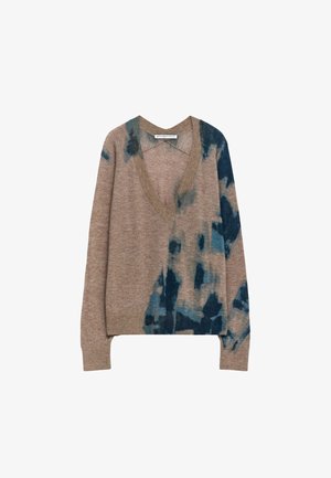 Brauner V-Ausschnittpullover aus Wolle mit einem blauen Batikmuster auf einer Seite. Strukturiertes, geripptes Detail am Kragen und Bund.