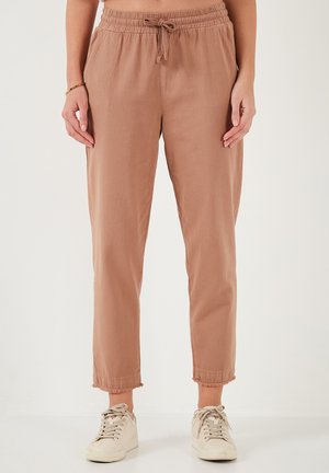 LELA REGULAR FIT - Pantalon classique - camel