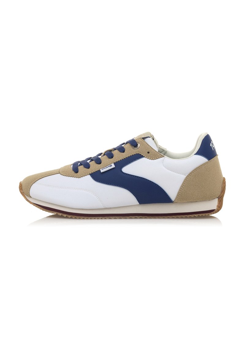Sneaker bianco e beige con dettagli blu navy, caratterizzata da materiale scamosciato sintetico, una suola testurizzata, punta rotonda e lacci piatti.