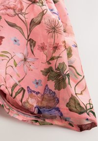 Lilleline sall, millel on roosa taust, keerukad lillemustrid erinevates värvitoonides ning pehme, kerge kangas.