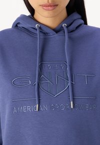 GANT TONAL SHIELD HOODIE - Felpa con cappuccio - dusty navy