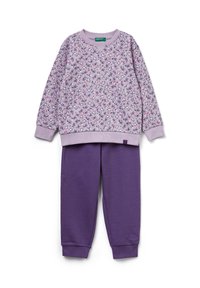 Felpa lilla con stampa floreale e polsini viola chiaro abbinata a pantaloni jogger viola solidi con elastico in vita e polsini a costine.