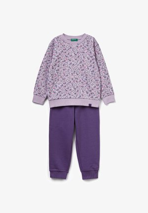 Sudadera lila con estampado floral y puños morados claros, combinada con joggers morados lisos con cinturilla y puños acanalados.