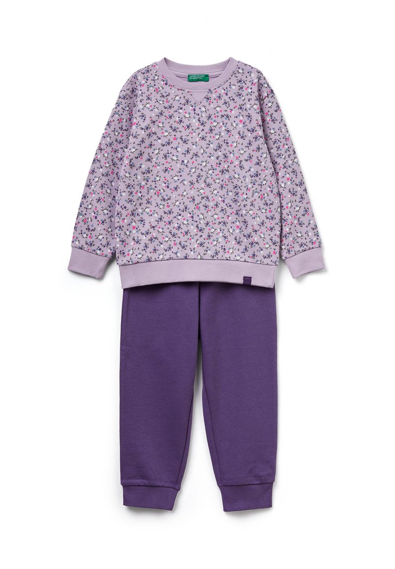 Felpa lilla con stampa floreale e polsini viola chiaro abbinata a pantaloni jogger viola solidi con elastico in vita e polsini a costine.