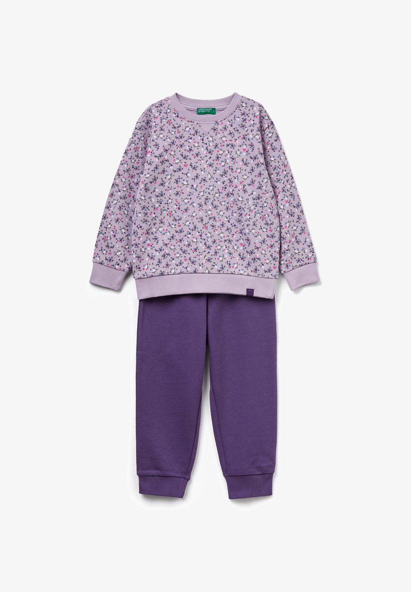 Lila Sweatshirt mit floralem Druck und helllila Bündchen, kombiniert mit einfarbigen lila Jogginghosen mit geripptem Taillenbund und Bündchen.