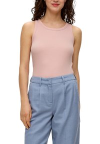 Hellrosa ärmelloses Top mit rundem Ausschnitt, kombiniert mit hellblauen, hoch sitzenden Hosen mit Falten und seitlichen Taschen.