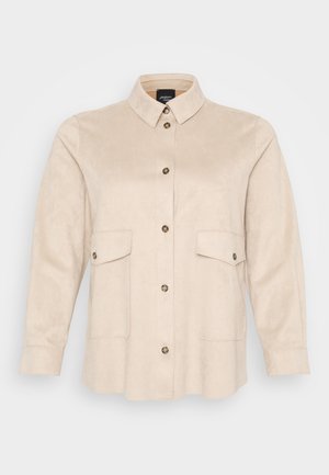 Beige skjortejakke med lange ermer, spiss krage, knappestolpe og to klaffelommer med knappelukking.