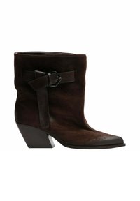 Stivali alla caviglia in suede marrone con punta affusolata, risvolto largo con dettaglio a cintura e tacco geometrico a blocco. Texture liscia con finitura opaca.