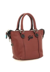 Piccola borsa a tracolla in pelle marrone con texture, dotata di doppi manici arrotondati, hardware color argento e logo "Gabs" nero sul fronte.