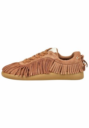 Bruine suède sneaker met franjes langs de zijkanten en de neus, veters aan de voorkant en een platte rubberen zool.