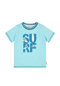 Camiseta de manga corta azul claro con cuello redondo, que presenta un gráfico audaz de "SURF" en azul oscuro y divertidas ilustraciones de surf.