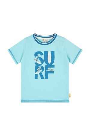 T-shirt à manches courtes bleu clair avec un col rond, présentant un graphique audacieux "SURF" en bleu foncé et des illustrations de surf ludiques.