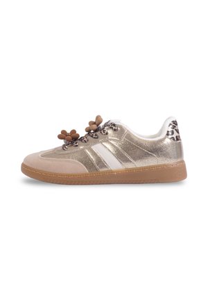 Baskets dorées et beiges avec des rayures blanches, bordures imprimé léopard, charms de lacets en forme de fleurs marron et semelle en gomme.