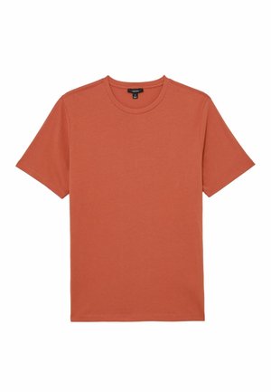 Tavaline lühikeste varrukatega ümara kaelusega T-särk ühtlases roosteoranžis toonis, laotatud valgel taustal.