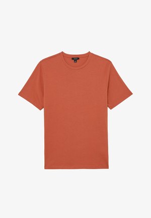 Tavaline lühikeste varrukatega ümara kaelusega T-särk ühtlases roosteoranžis toonis, laotatud valgel taustal.