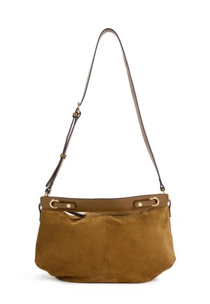 Sac à bandoulière en daim marron avec sangle en cuir réglable et garnitures métalliques dorées sur fond blanc.