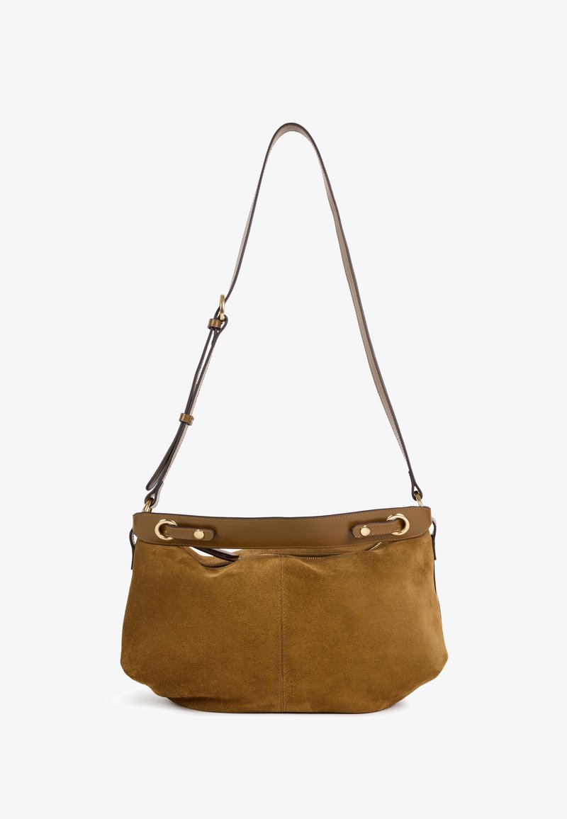 Sac à bandoulière en daim marron avec sangle en cuir réglable et garnitures métalliques dorées sur fond blanc.