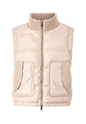 Gilet imbottito beige con collo a coste, zip frontale e due tasche a toppa. Texture morbida e trapuntata con una forma slanciata.